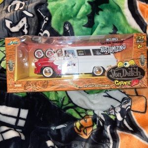 Jada Toys Von Dutch Garage 1957 Chevy Suburban 1:24 Scale